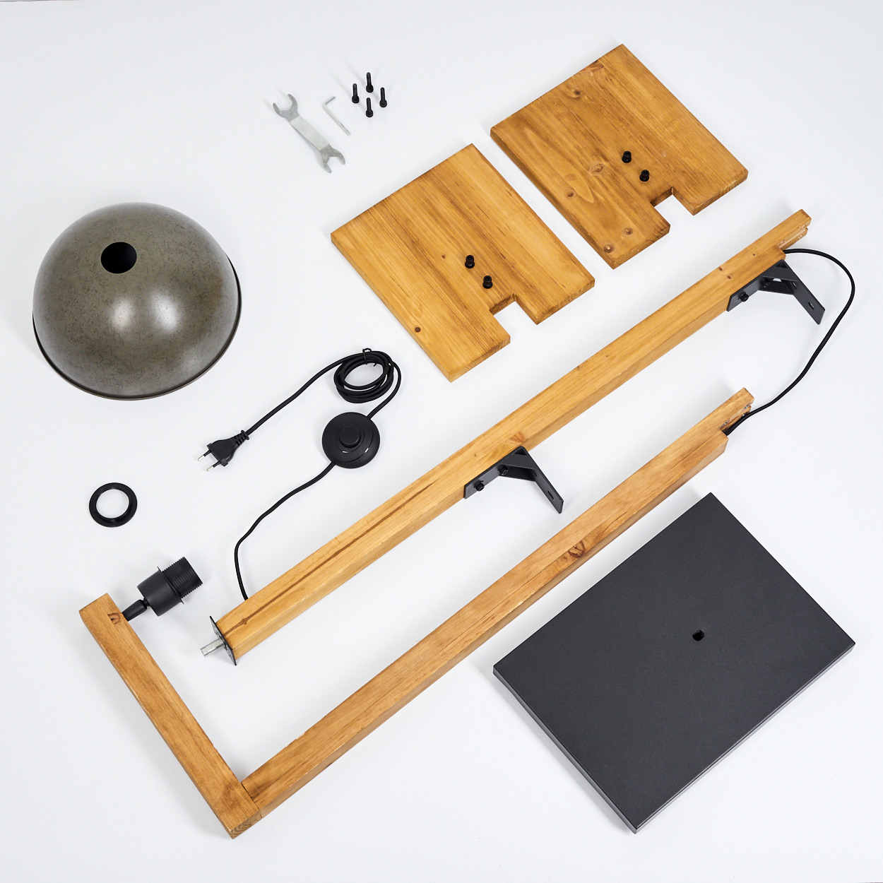 Zerlegte Lampenteile auf Weiß. Enthält einen Schirm, Holzrahmen, Sockel und Hardware. Auch elektrische Komponenten sind vorhanden.