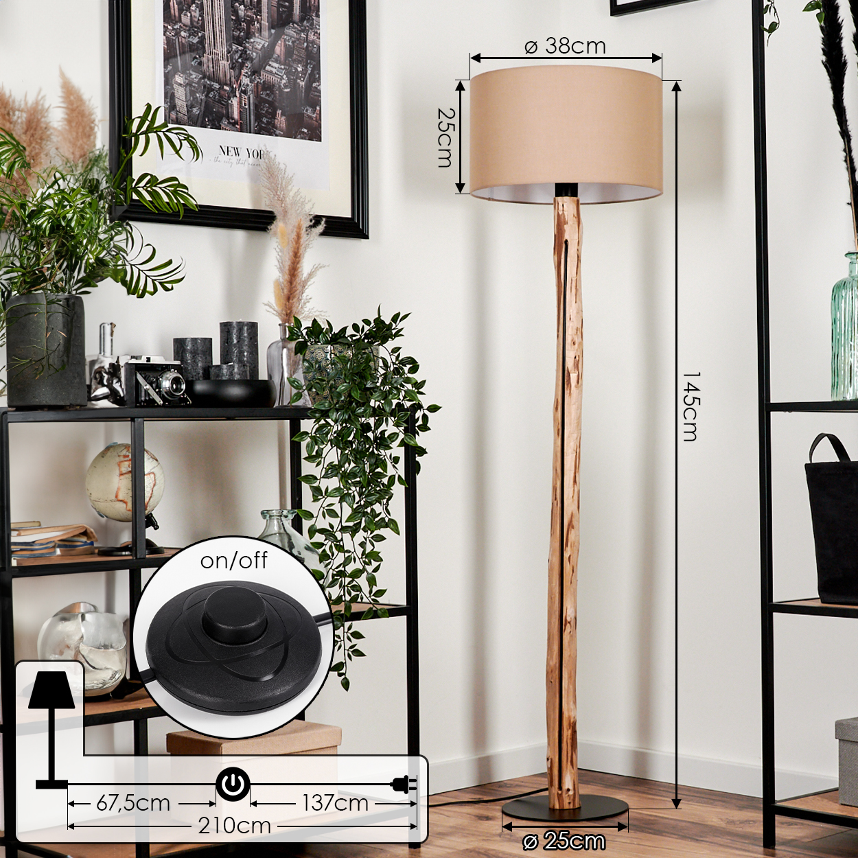 Eine Stehlampe mit beigem Lampenschirm und Holzständer. Links ein Regal mit Dekoration, rechts ein schwarzes Regal.