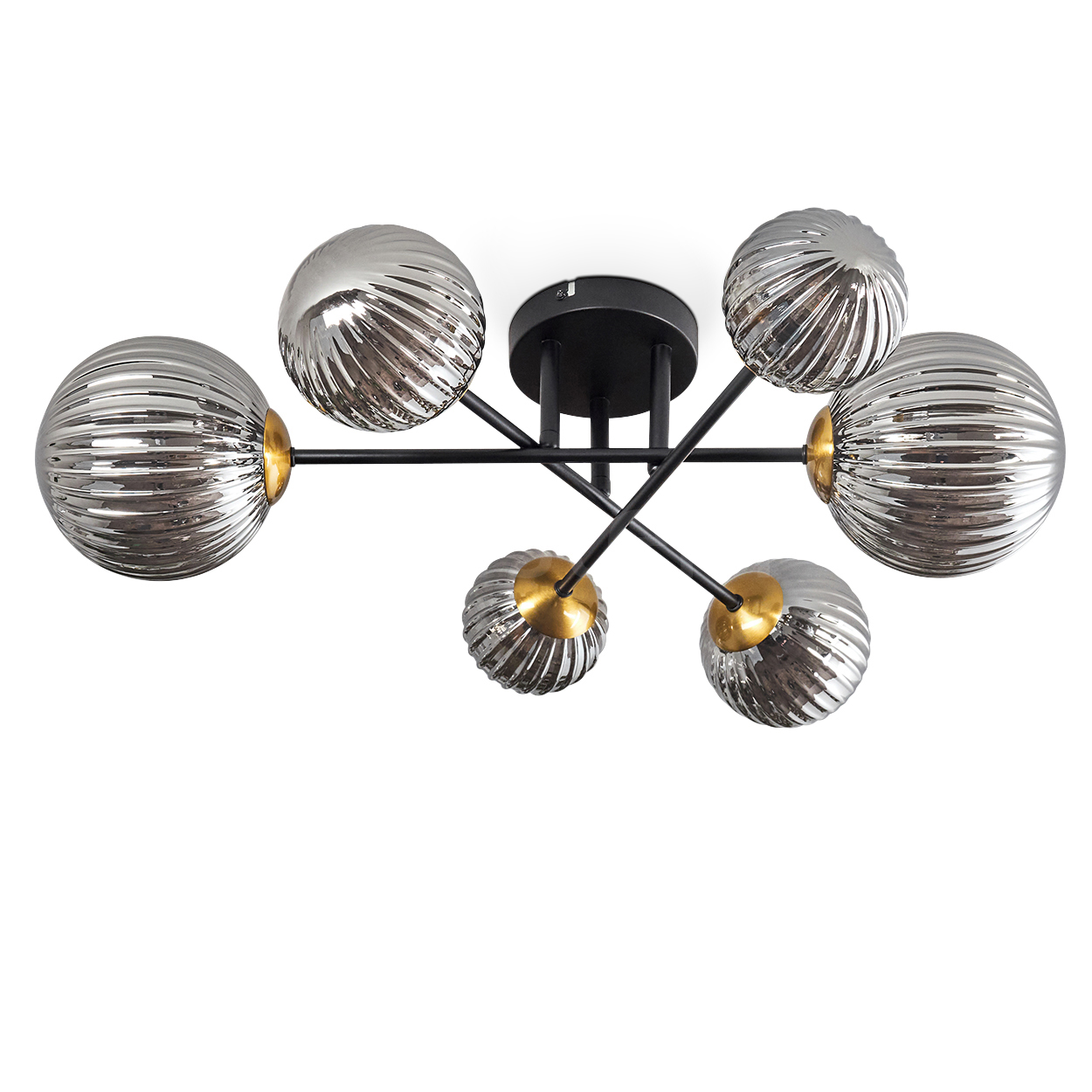 Eine moderne Deckenlampe mit sechs silberfarbenen, gerippten Glaskugeln. Die Lampe hat ein schwarzes Gestell und goldfarbene Akzente.