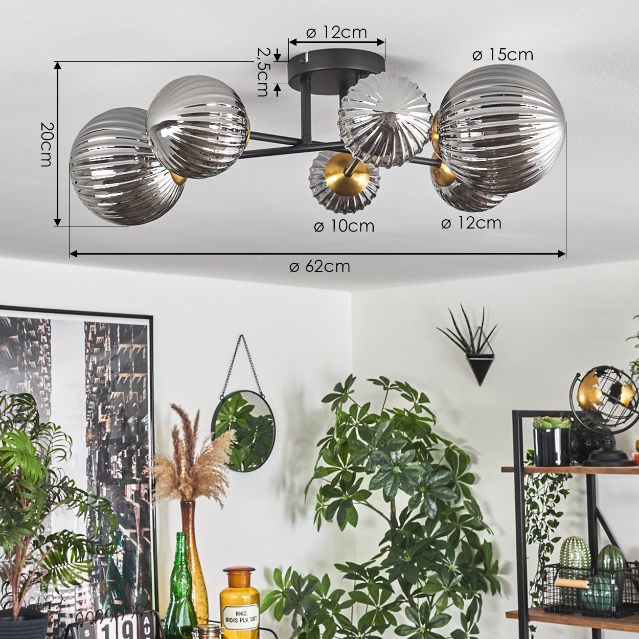 Eine moderne Deckenlampe mit mehreren kugelförmigen Lichtern, Abmessungen beschriftet. Der Raum hat Pflanzen, Dekoration und einen Wandspiegel.