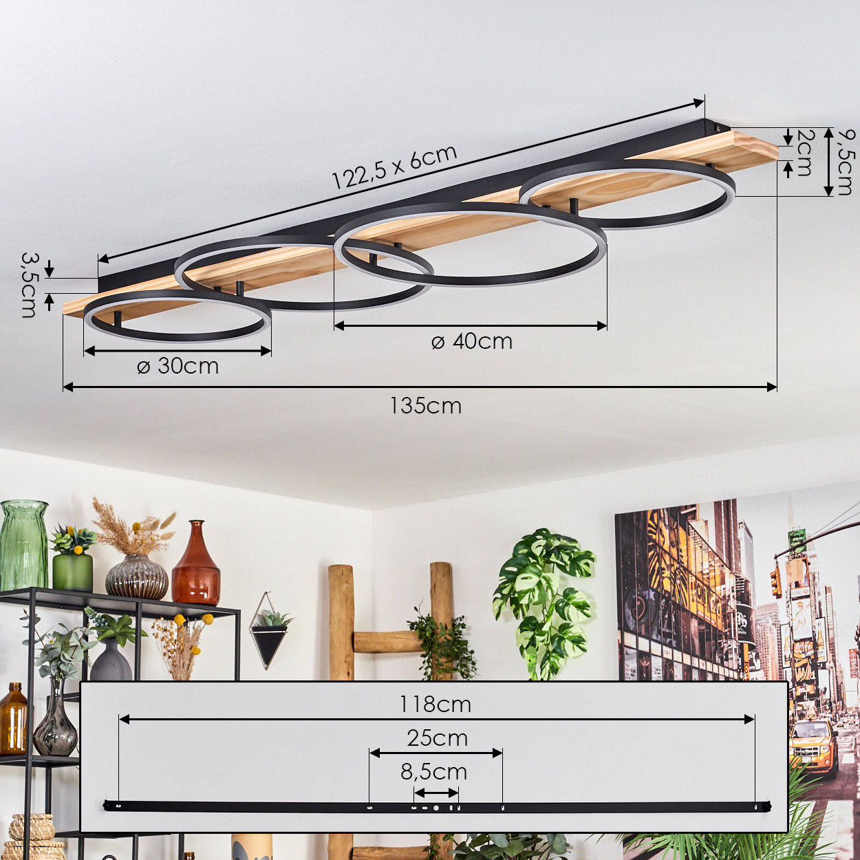 Deckenlampe mit vier kreisförmigen Lichtern, Holzsockel und schwarzem Rahmen. Maße sind angegeben. Weitere Objekte in der Szene sind sichtbar.