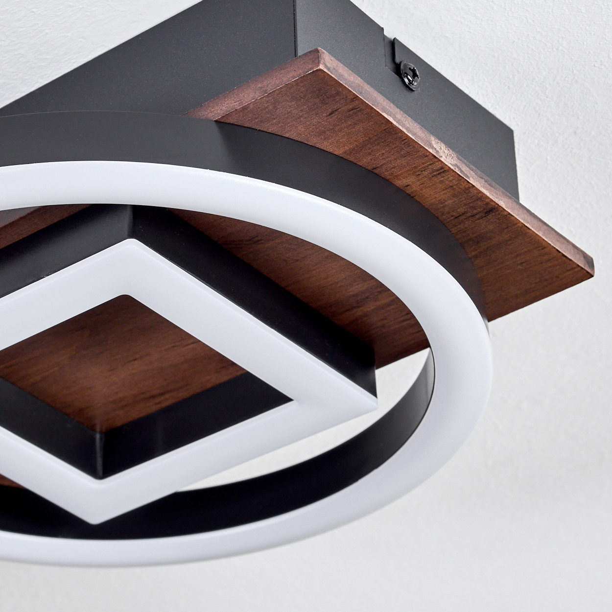 Moderne Deckenleuchte. Schwarz, Weiß und Braun. Geometrisches Design mit quadratischen und kreisförmigen Elementen. Holzregal.