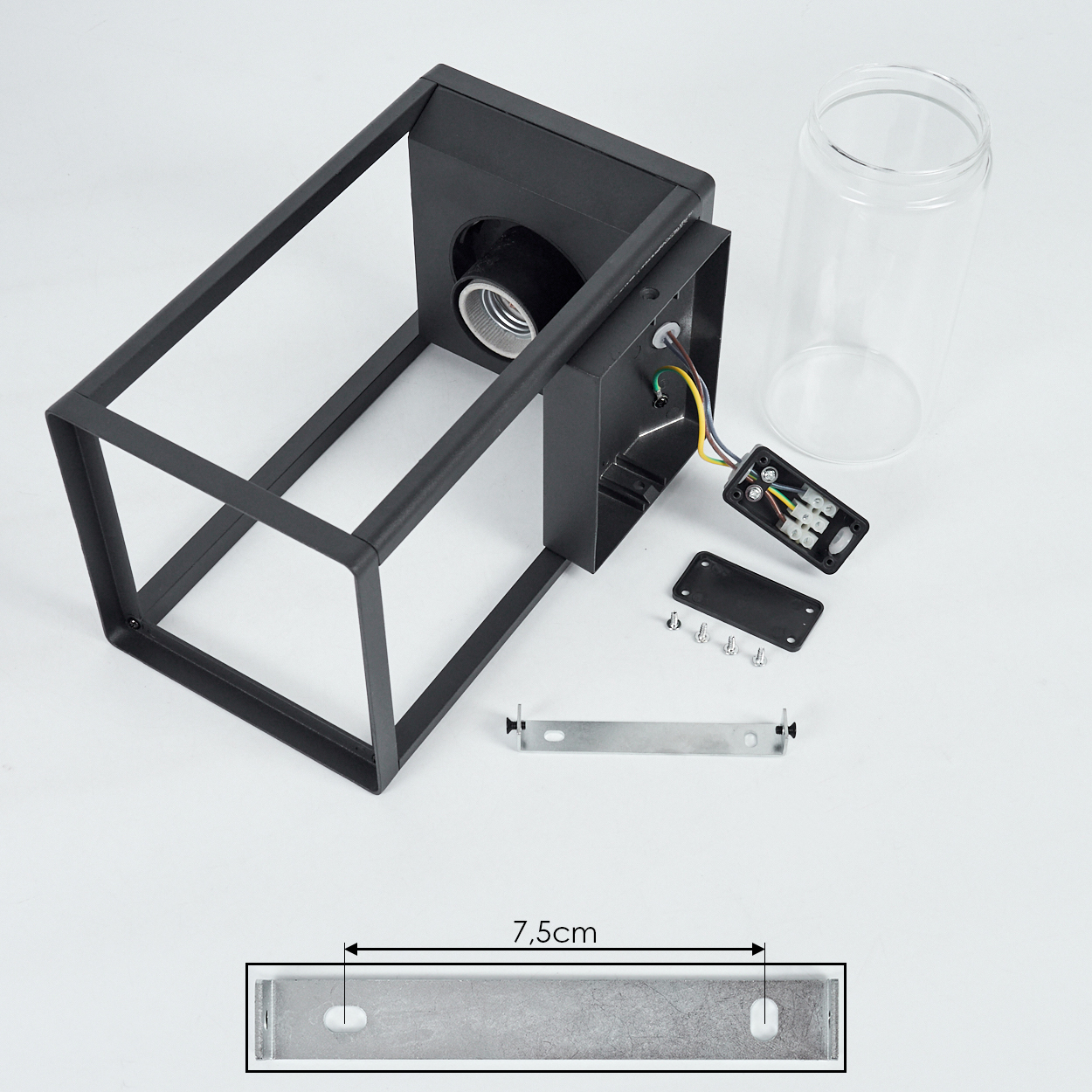 Zerlegte schwarze Außenlampe. Komponenten umfassen Rahmen, Glaszylinder, elektrische Teile, Montagehalterung und Schrauben, alles auf weißem Untergrund.