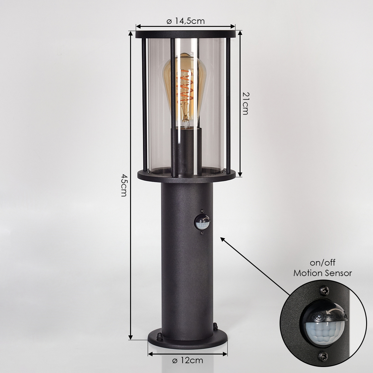 Eine schwarze Außenlampe mit Glasgehäuse und Glühbirne. Sie hat einen Bewegungssensor und die Abmessungen sind angegeben.