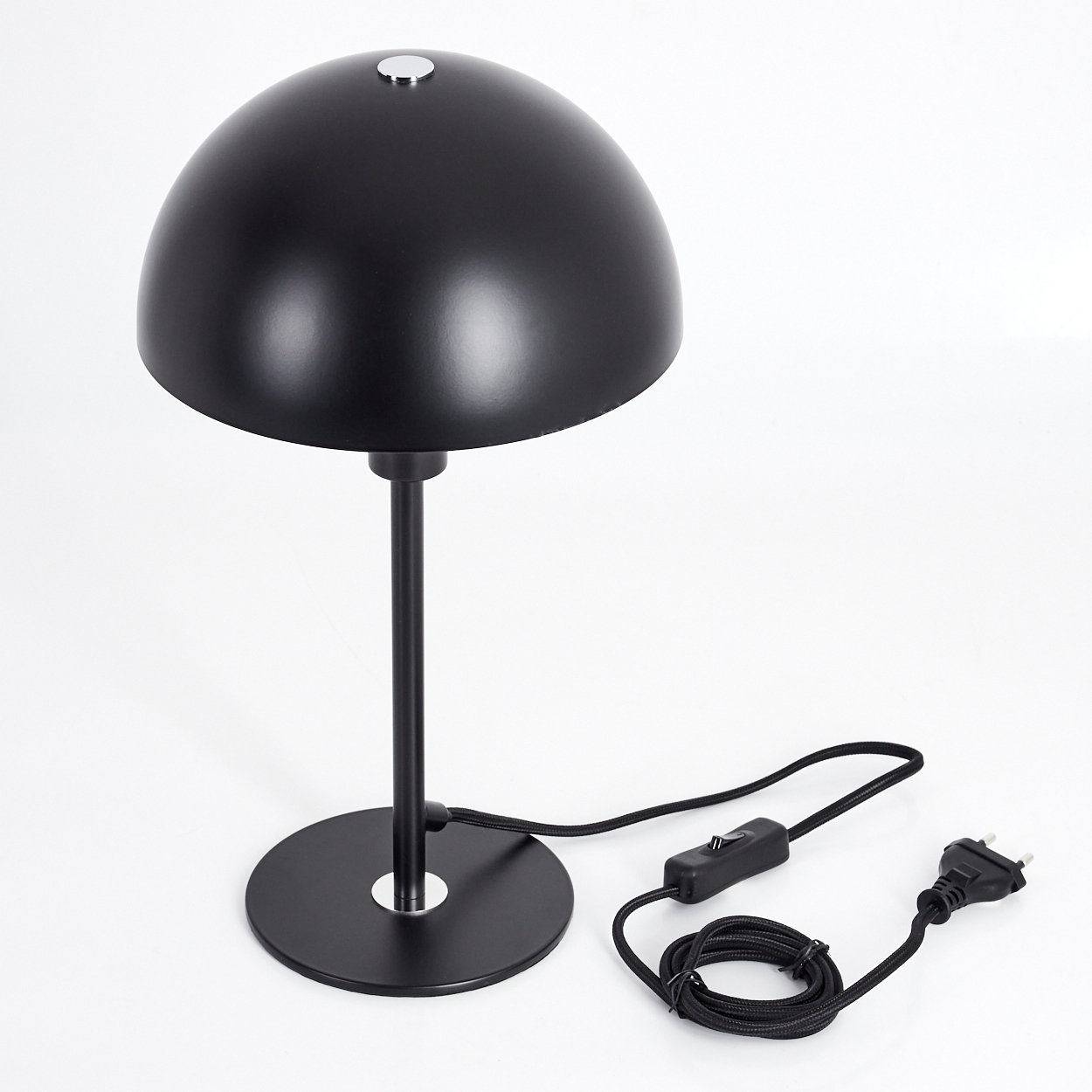Eine schwarze Schreibtischlampe mit Kuppel-Schirm, Stiel und Fuß. Ein schwarzes Kabel mit Schalter und Stecker erstreckt sich vom Fuß.