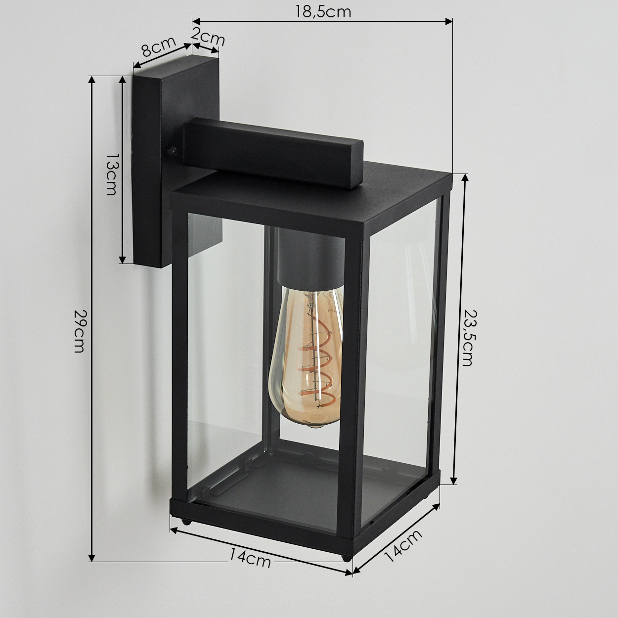 Schwarze rechteckige Außenwandleuchte mit Glas, Edison-Glühbirne und Maßen an einer weißen Wand.