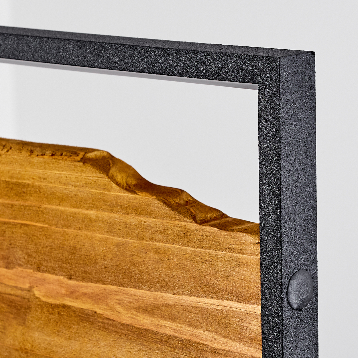 Nahaufnahme eines Holzrahmens mit strukturiertem, schwarzem Rand. Das Holz ist hellbraun mit sichtbarer Maserung. Weißer Hintergrund.