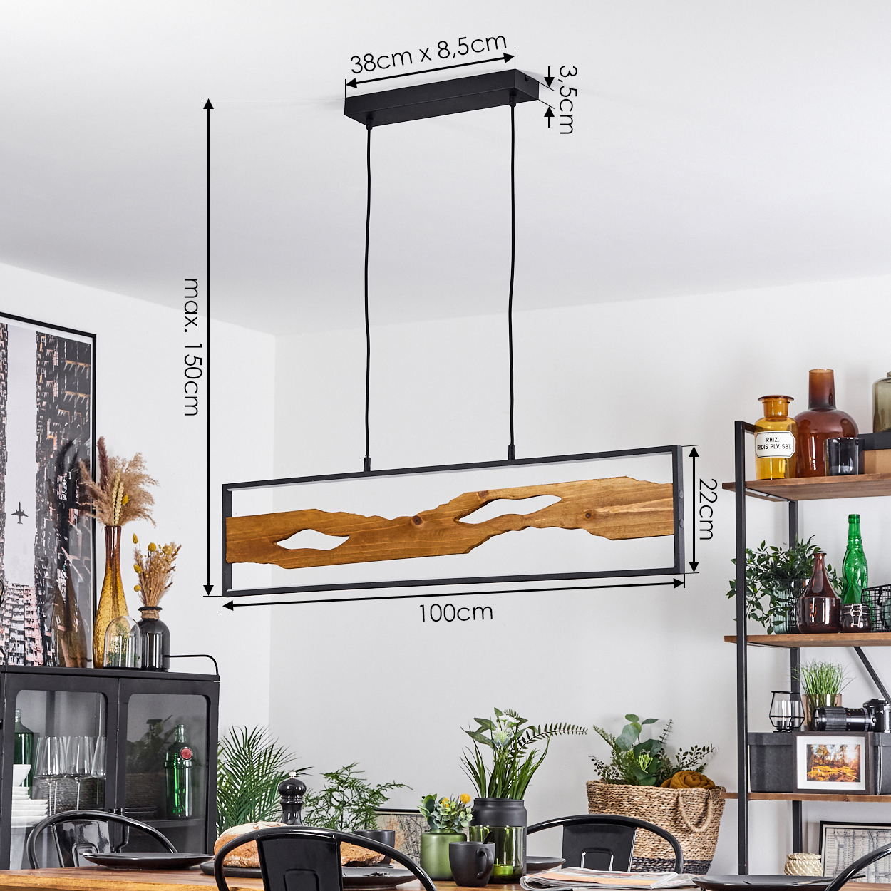 Eine rechteckige Holz- und Metall-Hängeleuchte hängt über einem Esstisch, der für eine Mahlzeit gedeckt ist. Maße sind auf der Leuchte angegeben.