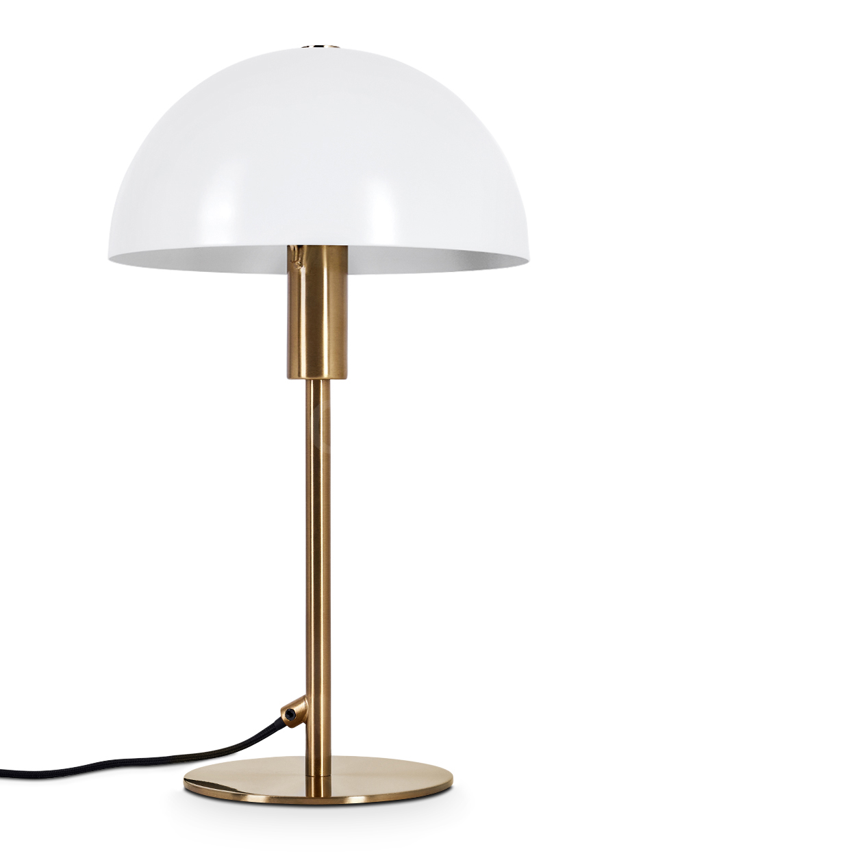Eine moderne Tischlampe. Sie hat einen weißen Kuppel-Schirm, einen Messingstiel und einen runden Fuß. Ein schwarzes Kabel geht vom Fuß aus.