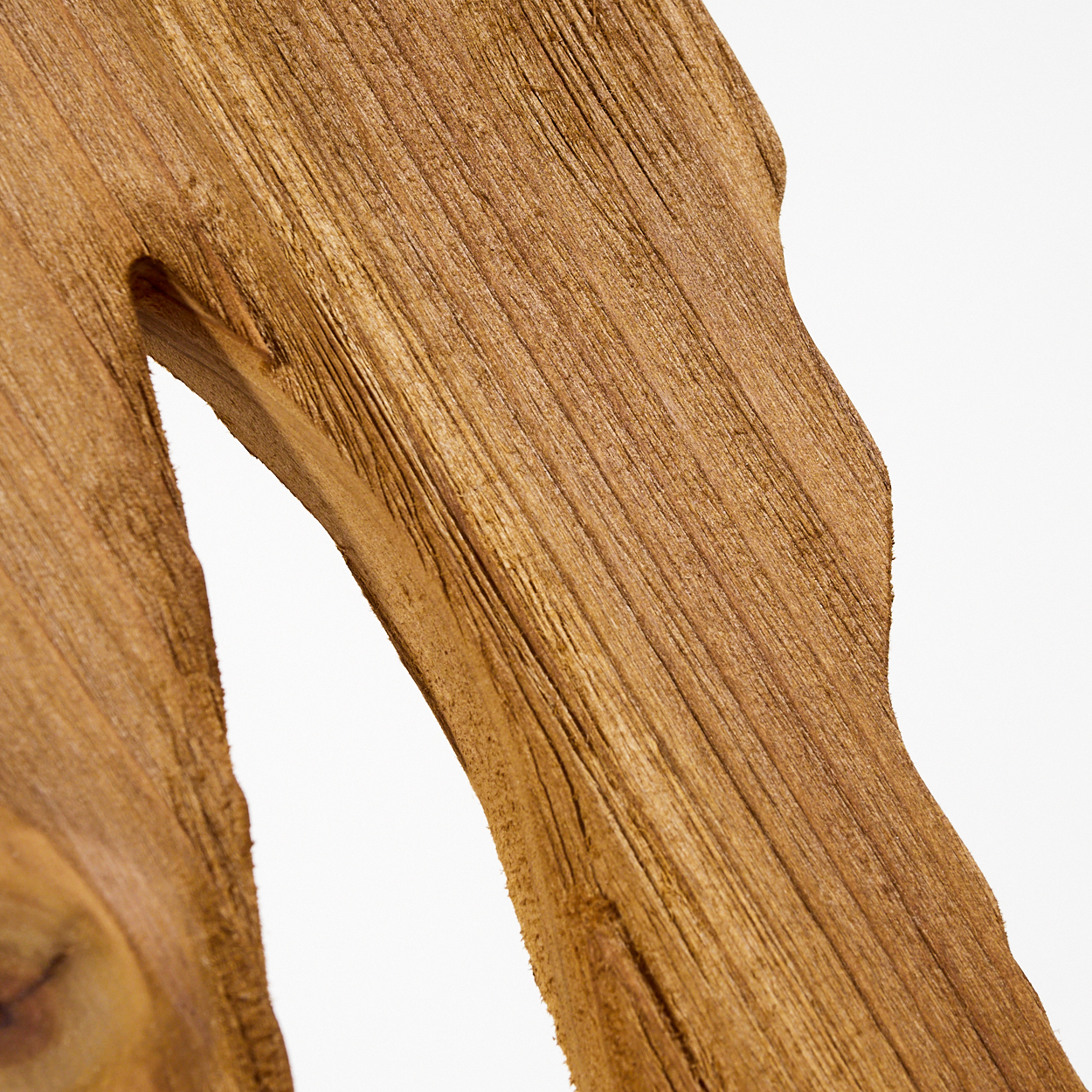 Nahaufnahme einer Holzplanke mit einem großen, unregelmäßigen Loch. Die Holzmaserung ist sichtbar, die Farbe ist warmbraun auf weißem Hintergrund.