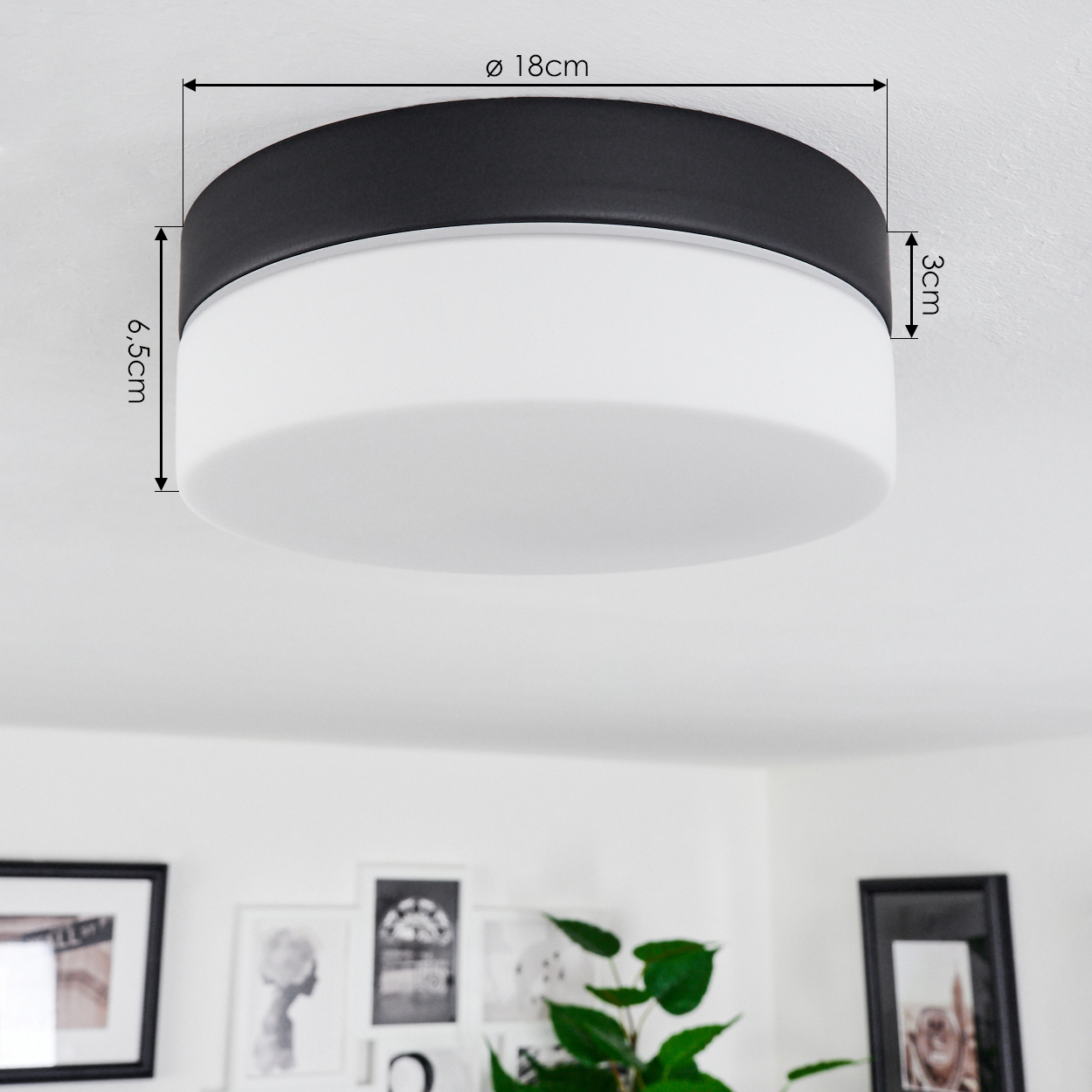 Eine runde Deckenlampe mit schwarzem Rand und weißem Diffusor ist installiert. Abmessungen sind: 18cm Durchmesser, 6,5cm Höhe, 3cm Rand.