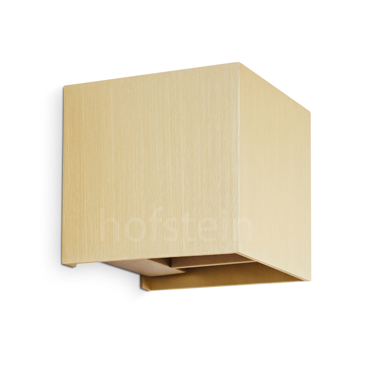 Eine goldfarbene Wandleuchte mit kastenförmigem Design. Die Lampe ist an einer weißen Wand befestigt. Die Textur hat vertikale Linien.
