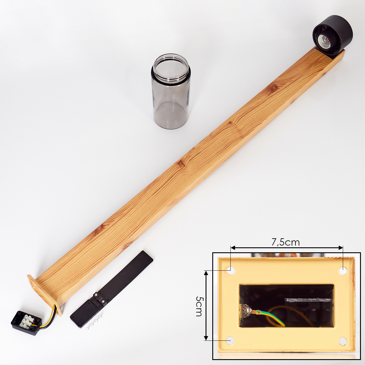 Holzteile einer Lampe auf Weiß. Enthält einen langen Holzbalken, eine Lampenfassung, einen Glaszylinder und eine kleine Elektrobox.