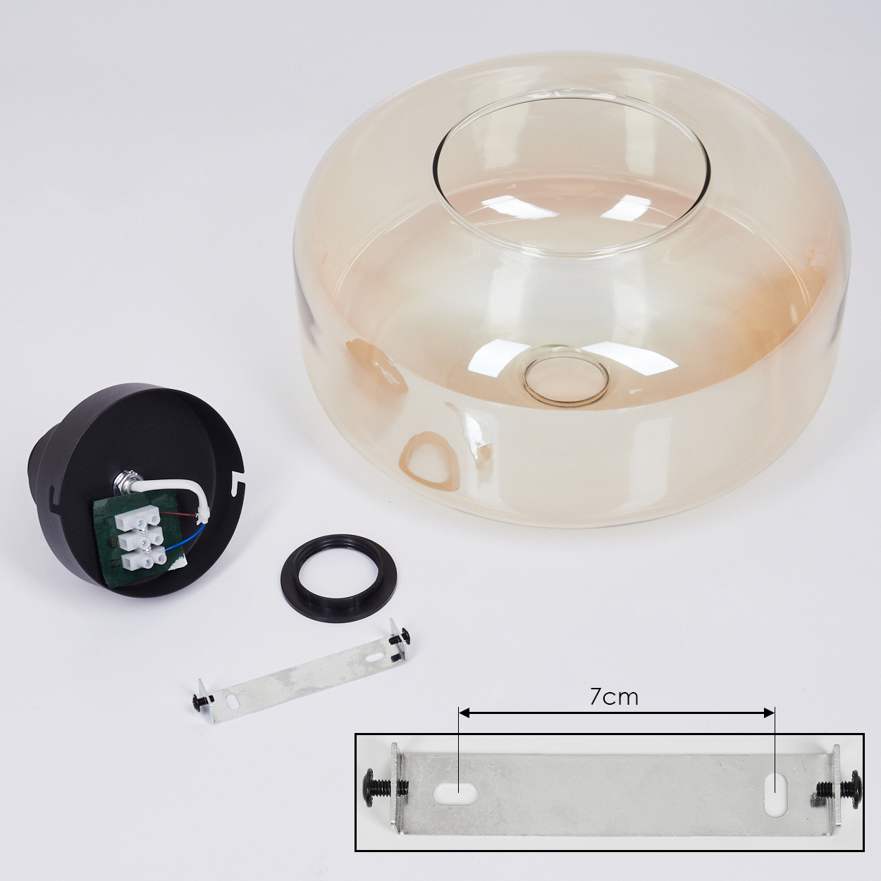Zerlegte Lampenteile: Glasschirm, schwarze Halterung, Metallbügel, Schrauben und Gummiring. 7cm Messung wird am Bügel gezeigt.