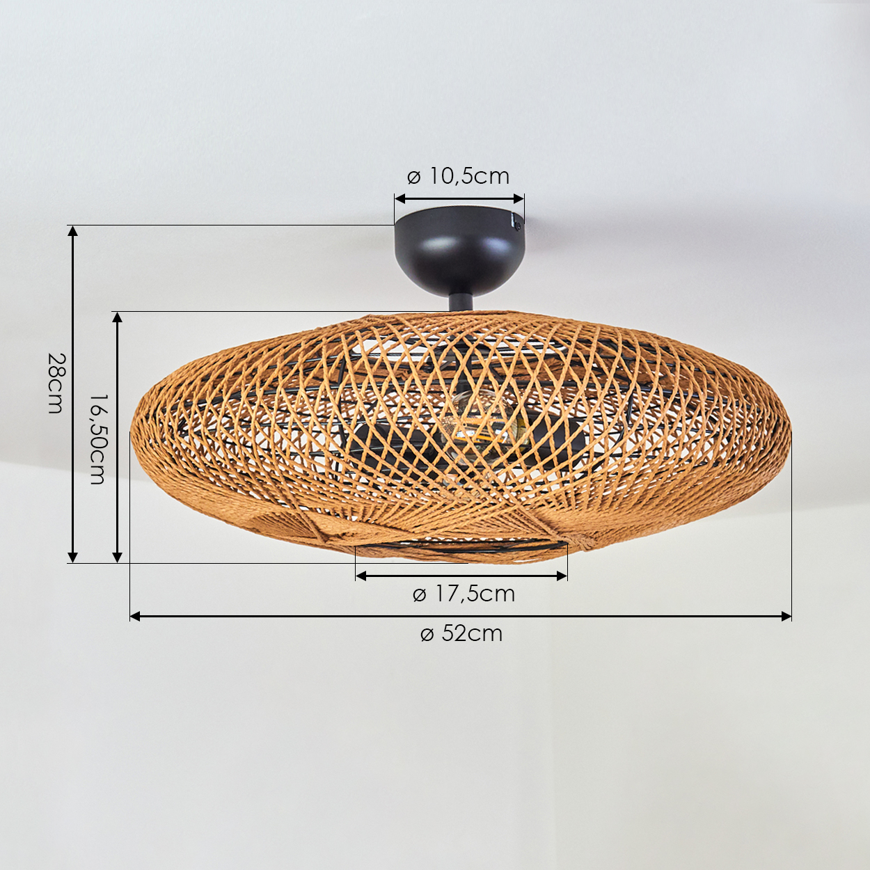 Eine Pendelleuchte aus geflochtenem Rattan mit schwarzer Deckenhalterung. Abmessungen sind angegeben, einschließlich Durchmesser und Höhenmessungen.