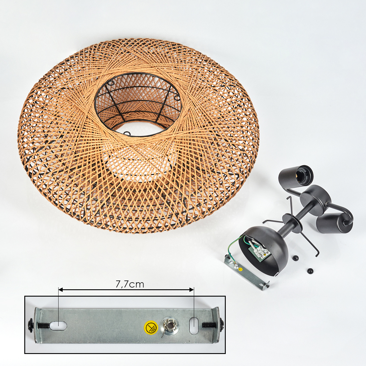 Ein zerlegter Lampenschirm aus Rattan mit schwarzen Metallkomponenten und einer Montagehalterung mit einem Maß von 7,7 cm auf weißem Hintergrund.