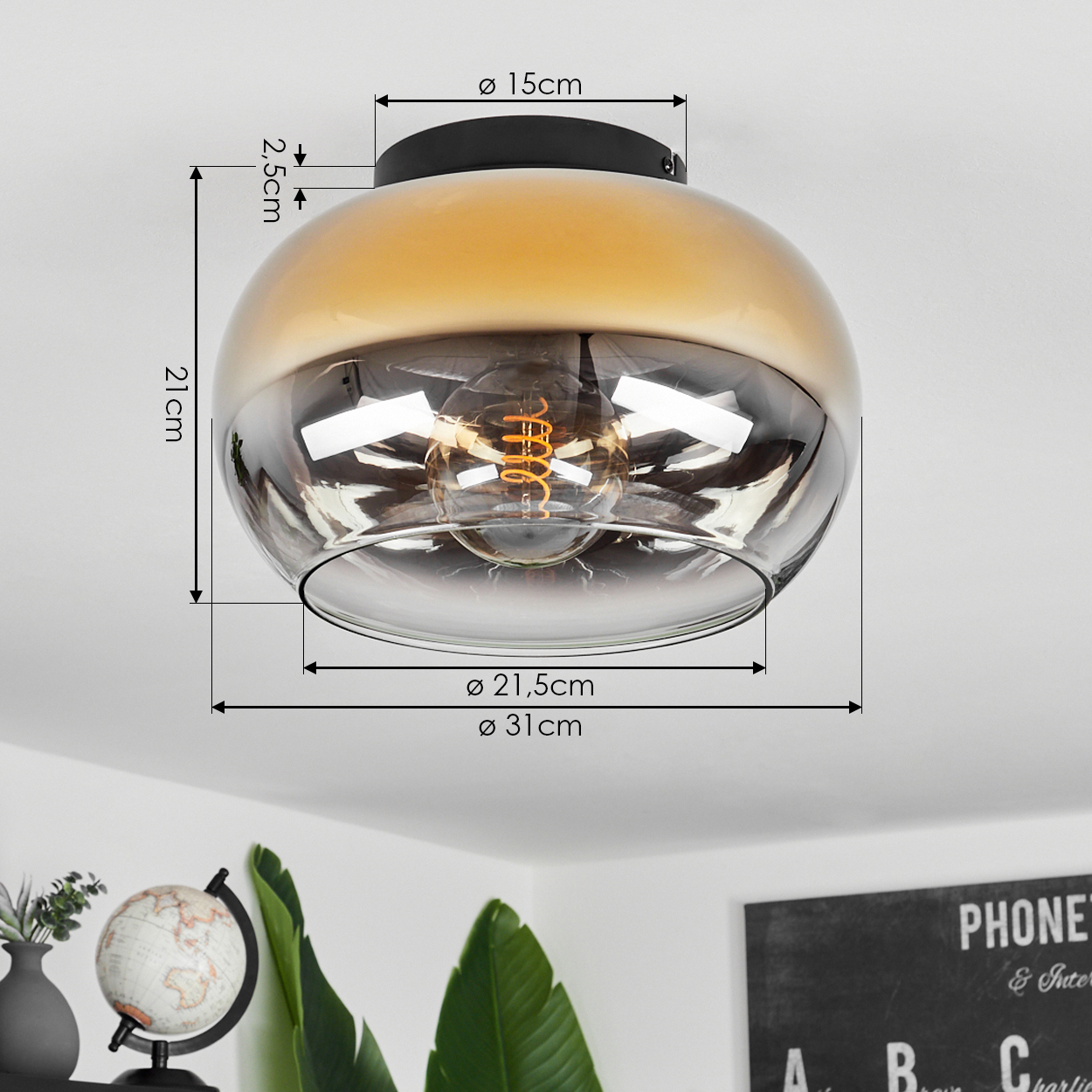Deckenleuchte mit Maßangaben. Die Leuchte ist eine Glaskugel, oben bernsteinfarben und unten klar. Unten befinden sich ein Globus und eine Tafel.