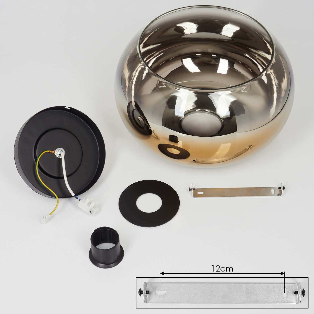 Eine zerlegte Lampe mit Glaskugel, schwarzem Sockel, Ring und anderen Teilen. Ein 12cm Lineal ist enthalten.