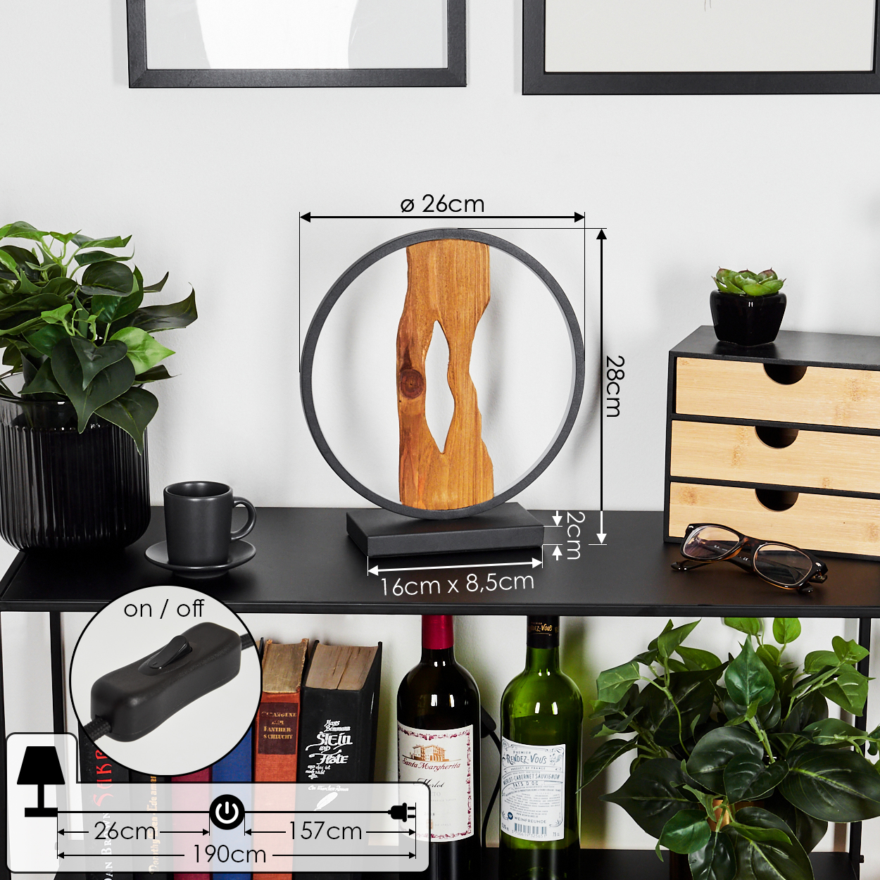 Ein modernes Dekostück mit Holzdesign in einem Metallring, das auf einem schwarzen Regal mit Pflanzen und Büchern steht. Abmessungen werden angezeigt.