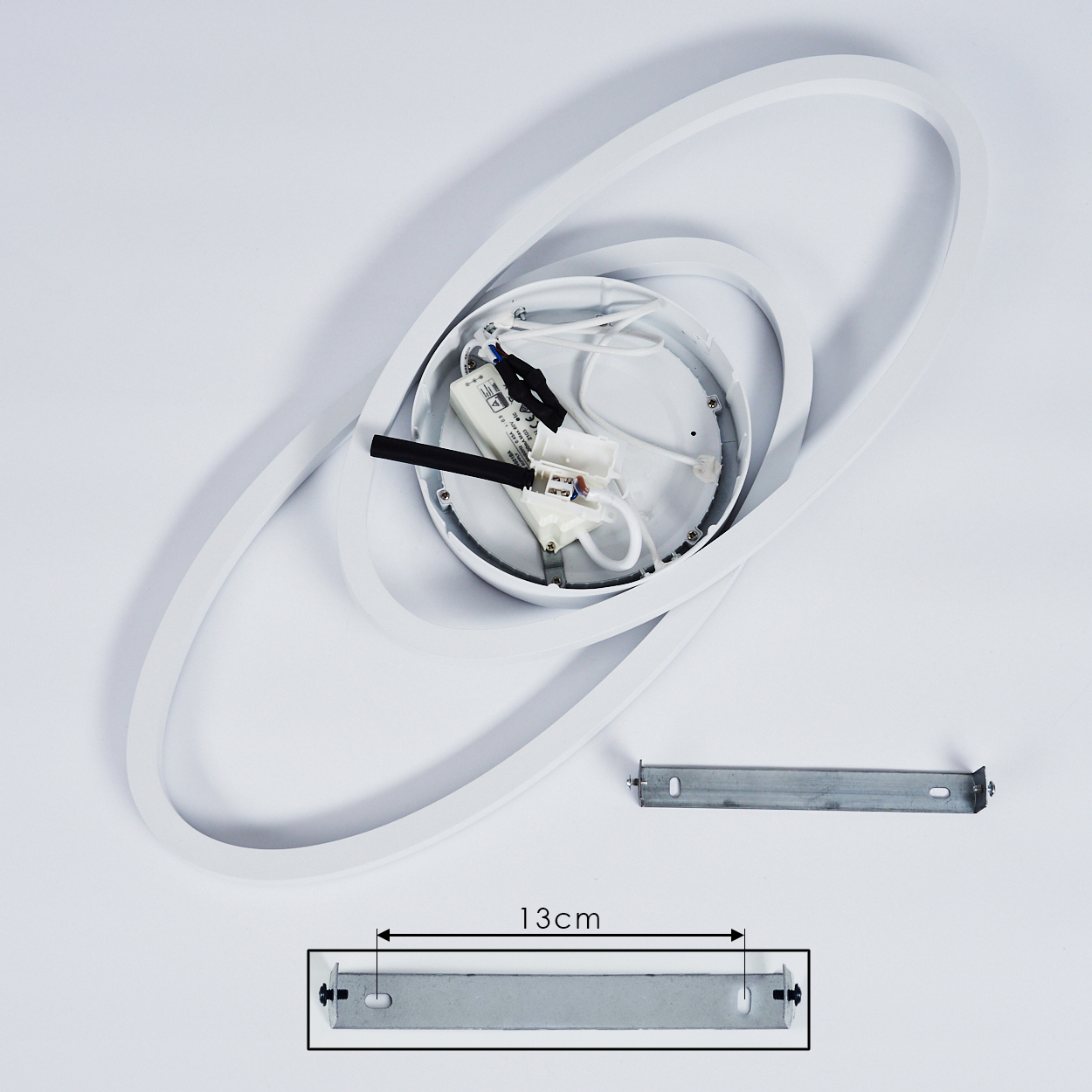 Weiße ovale LED-Deckenleuchte mit Halterung und 13 cm Messung. Drähte und Komponenten im Inneren sichtbar.