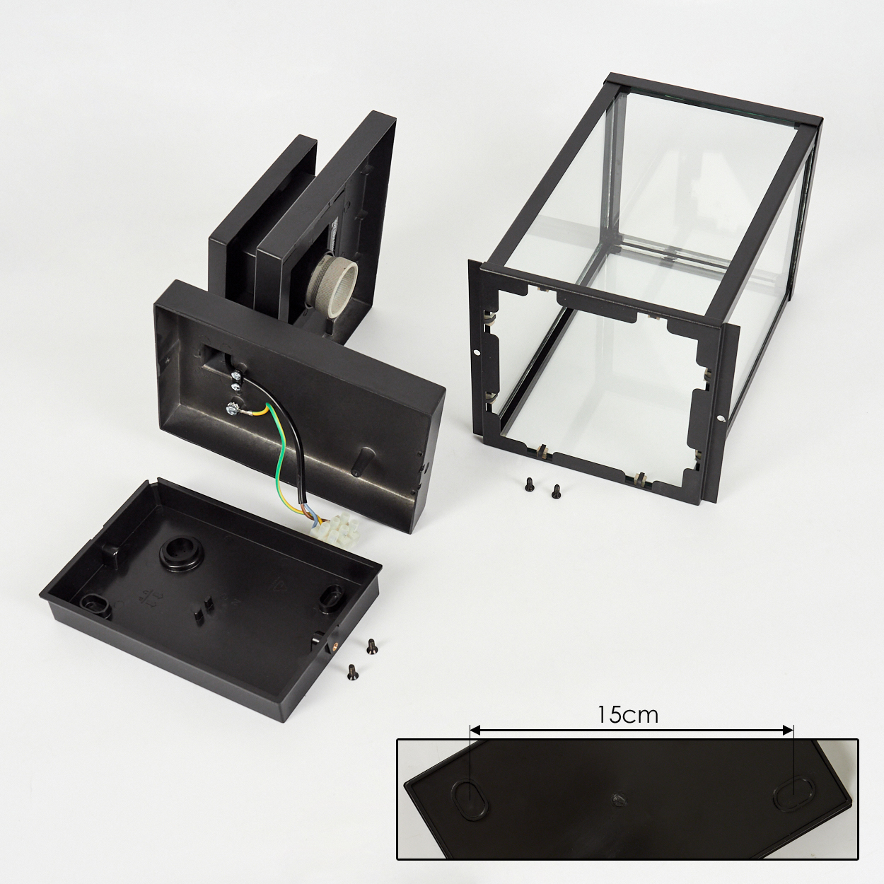 Zerlegte schwarze Außenlampe. Teile umfassen Glasgehäuse, Sockel, Abdeckung und elektrische Komponenten. Der Sockel ist 15 cm lang.