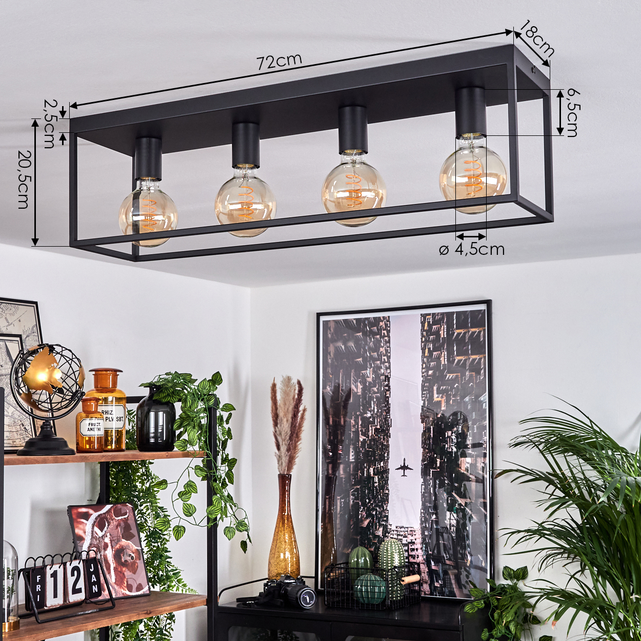 Eine schwarze rechteckige Deckenlampe mit vier runden Glühbirnen. Der Raum hat Dekorationen wie Globus, Bilder und Pflanzen.