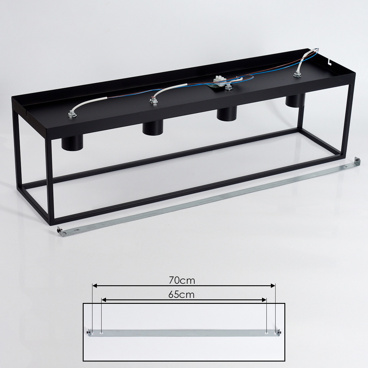 Schwarze rechteckige Leuchte, Drähte sichtbar. Metall-Tragestange unten und Diagramm mit Maßen von 70 cm und 65 cm.