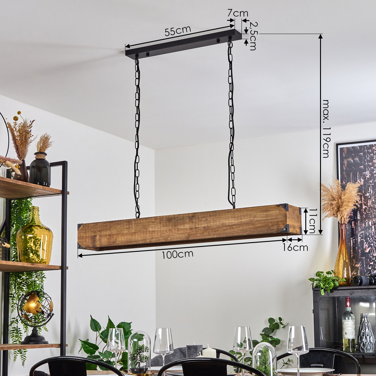 Eine rechteckige Holz-Pendelleuchte hängt über einem Esstisch. Abmessungen sind angegeben. Weitere Dekorationen sind Regale und Glasdekor.