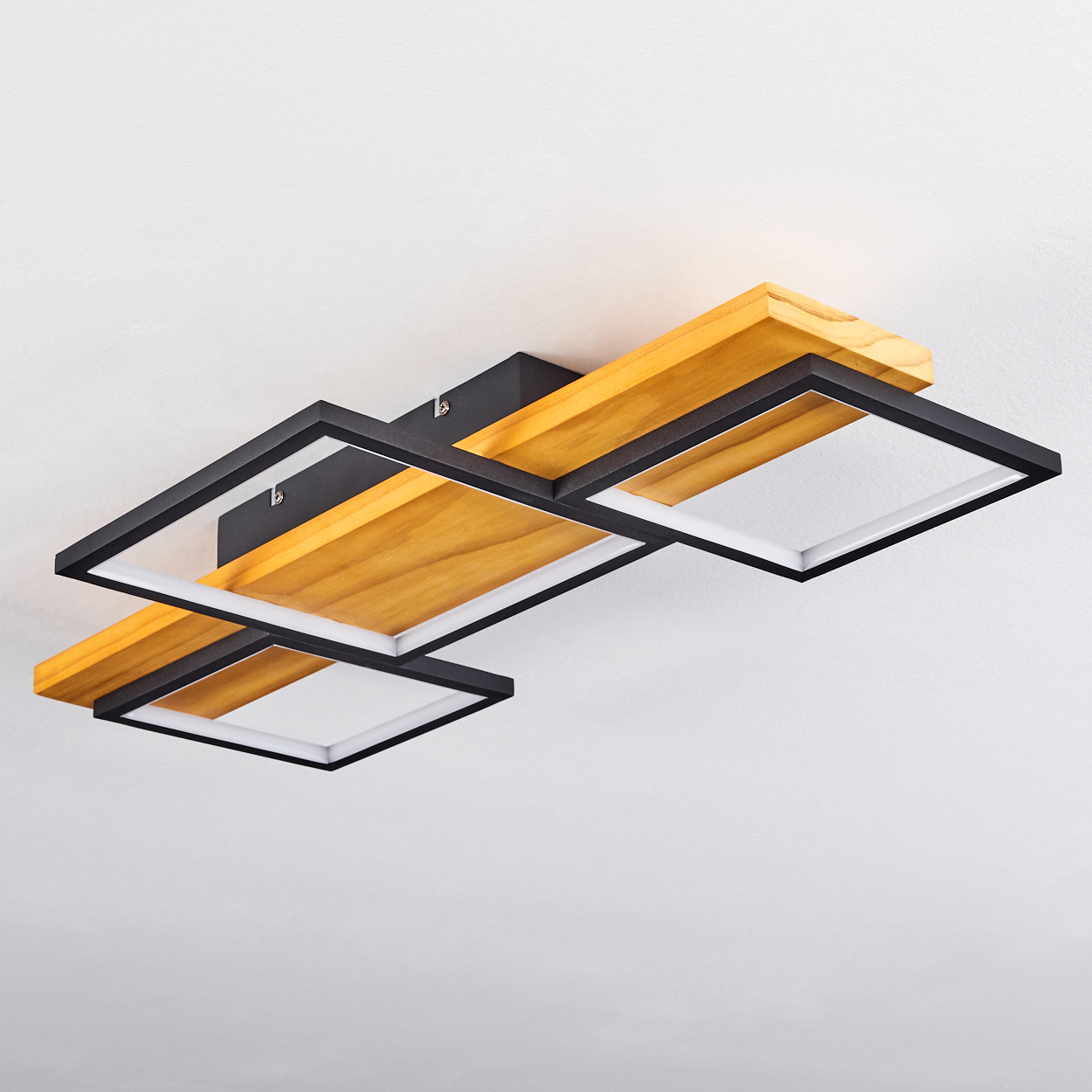 Moderne Deckenleuchte. Holzträger, schwarze Rahmen und weißes Licht, an einer weißen Decke befestigt.