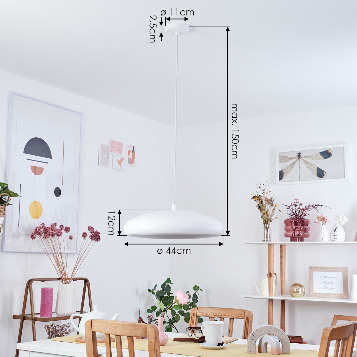 Eine weiße Pendelleuchte hängt über einem Esstisch. Maße sind angegeben: 11 cm, 2,5 cm, max. 150 cm, 12 cm und 44 cm. Der Raum hat Dekoration.