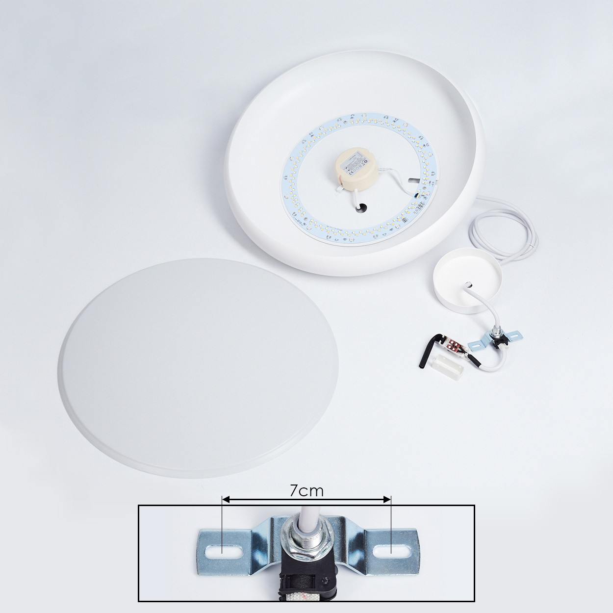 Zerlegte weiße LED-Deckenleuchte. Teile umfassen Hauptkörper, Abdeckung, elektrische Komponenten und Montagehalterung.