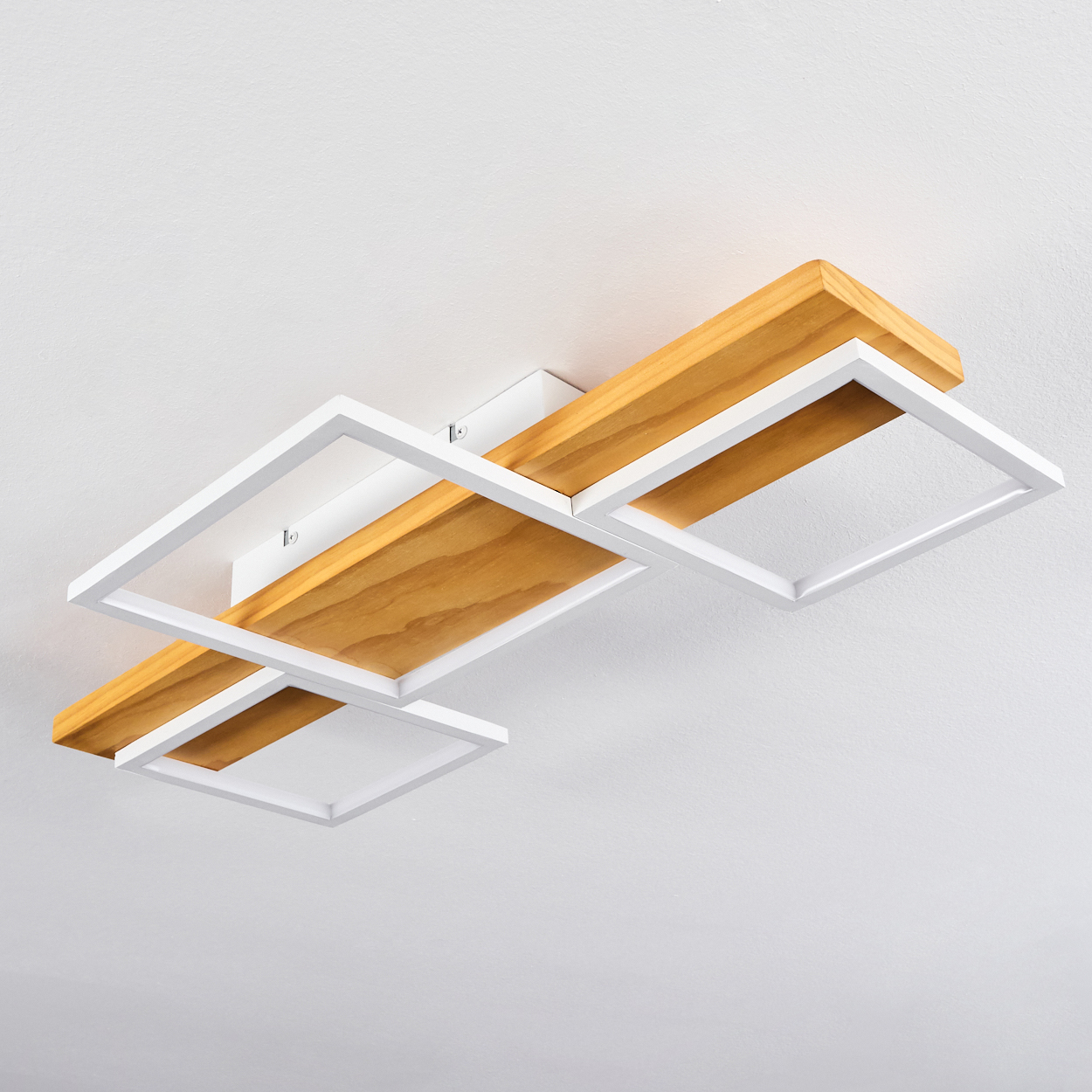 Eine moderne Deckenleuchte. Sie hat eine Holzstruktur mit weißen quadratischen Rahmen und einer weißen Deckenhalterung.
