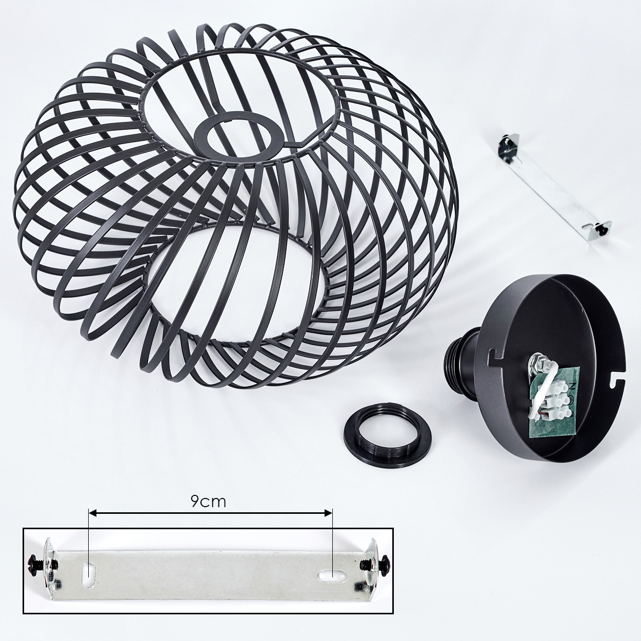 Schwarzer Metalllampenschirm mit Komponenten auf weißem Hintergrund. Enthält Halterung, Sockel und Ring.