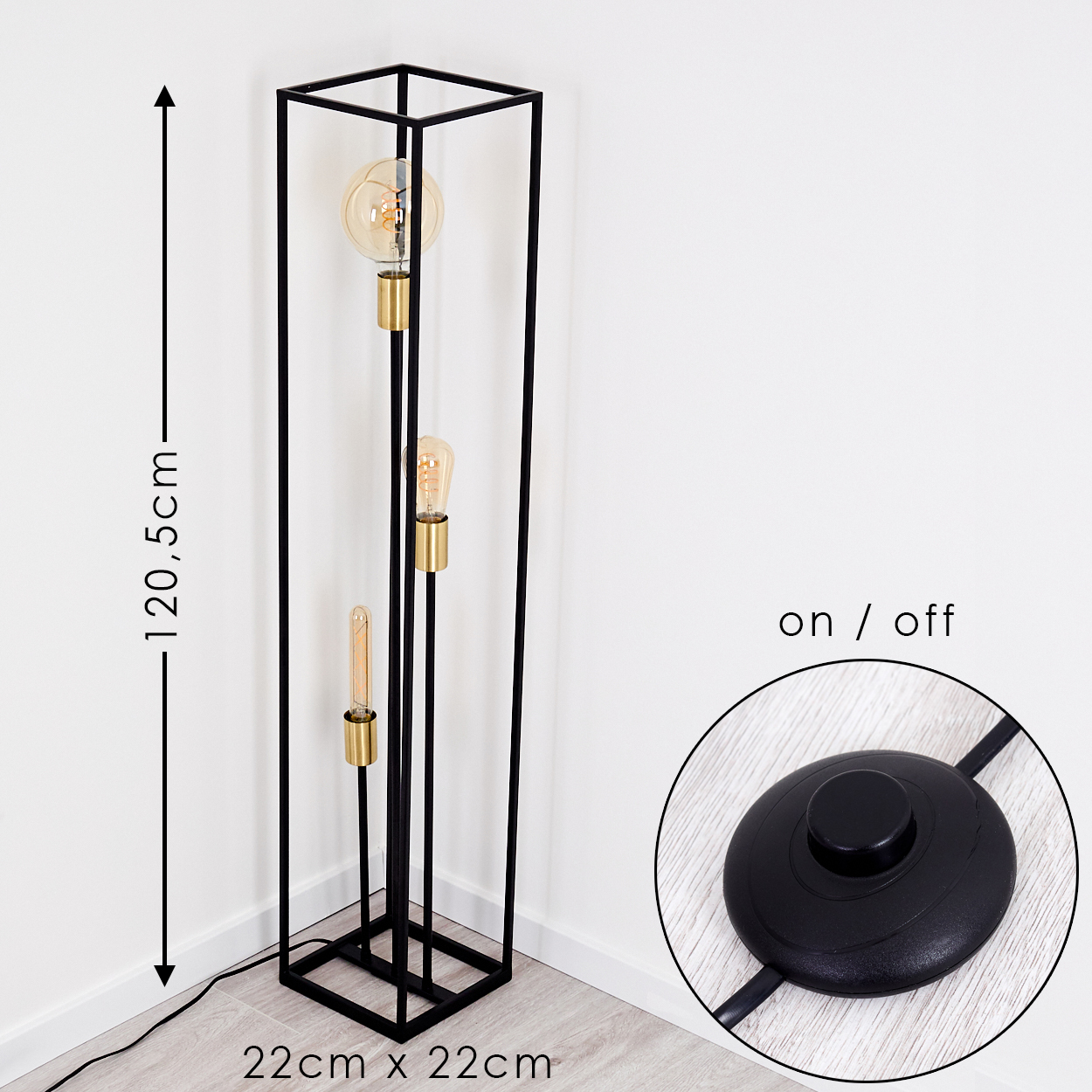 Eine schwarze Stehlampe mit drei Glühbirnen, einem quadratischen Rahmen und einem Fußschalter. Die Lampe ist 120,5 cm hoch und 22 cm x 22 cm am Sockel.