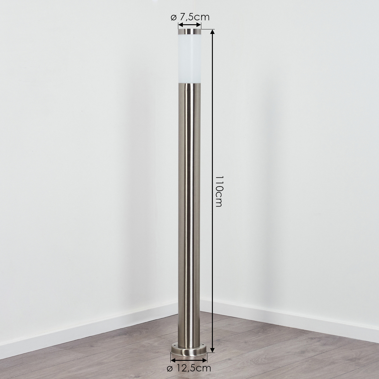Eine Edelstahl-Außenlampe steht in einer Ecke. Abmessungen sind beschriftet: 110 cm hoch, 7,5 cm oben und 12,5 cm Basisdurchmesser.