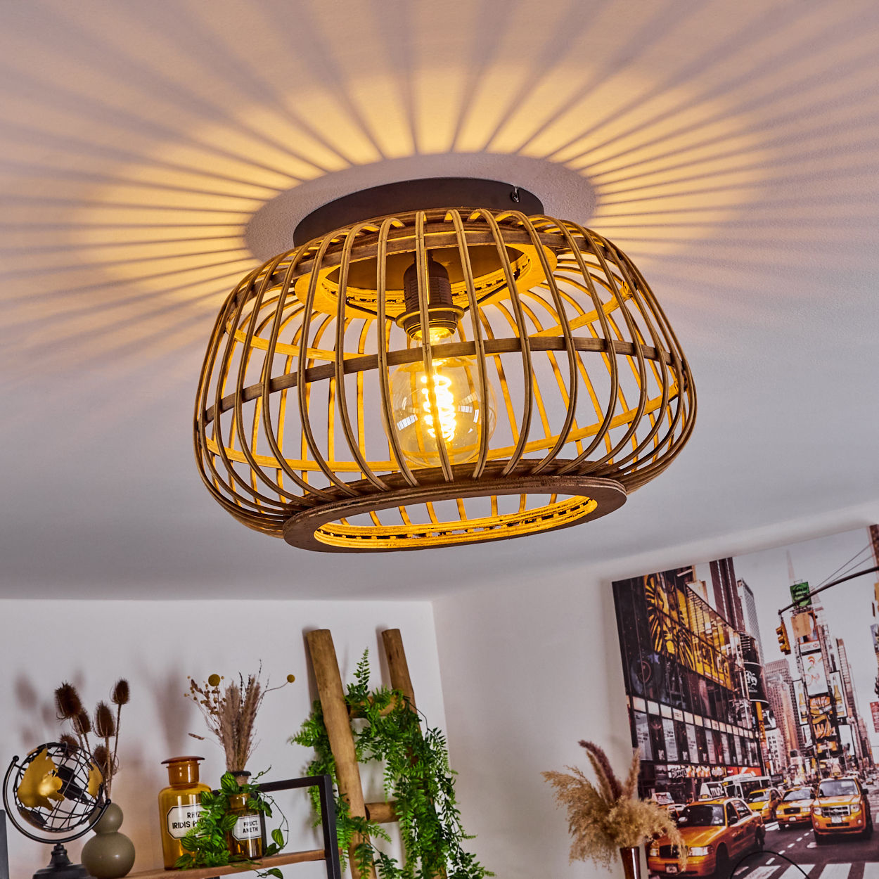 Eine holzartige Deckenlampe mit einem leuchtenden Leuchtmittel. Schatten fallen auf die weiße Decke. Andere Gegenstände sind im Hintergrund zu sehen.