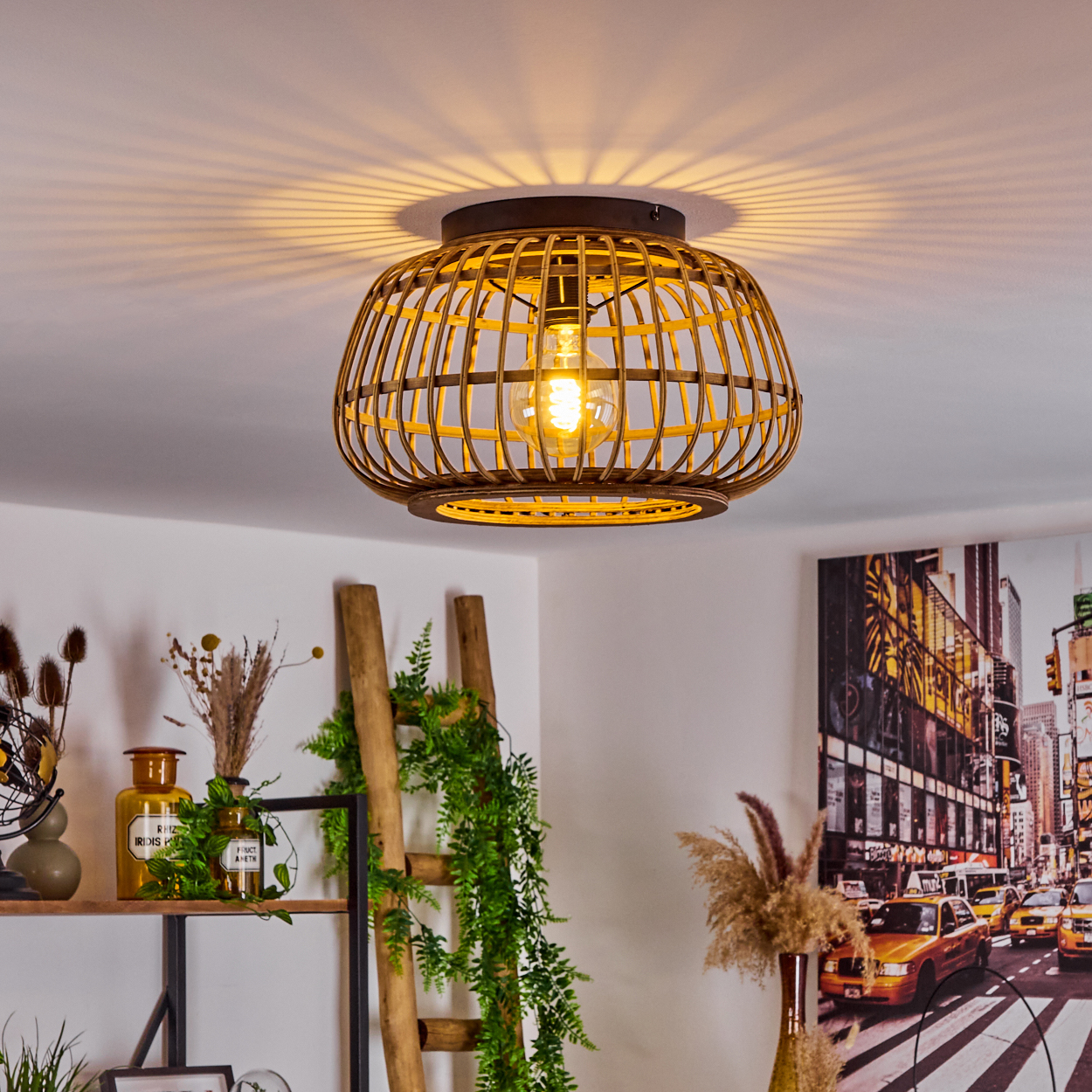 Eine gewebte Deckenlampe mit einer leuchtenden Glühbirne hängt von der Decke. Eine Holzleiter mit grünen Ranken steht darunter. NYC-Straßenszenenkunst.