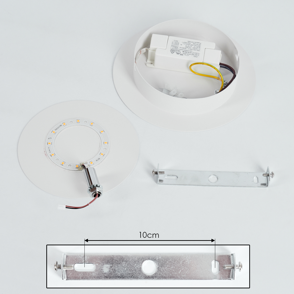 Weiße LED-Deckenleuchtenteile. Enthält Licht, Transformator, Halterung und Abmessungen. Die Teile liegen auf weißem Untergrund.