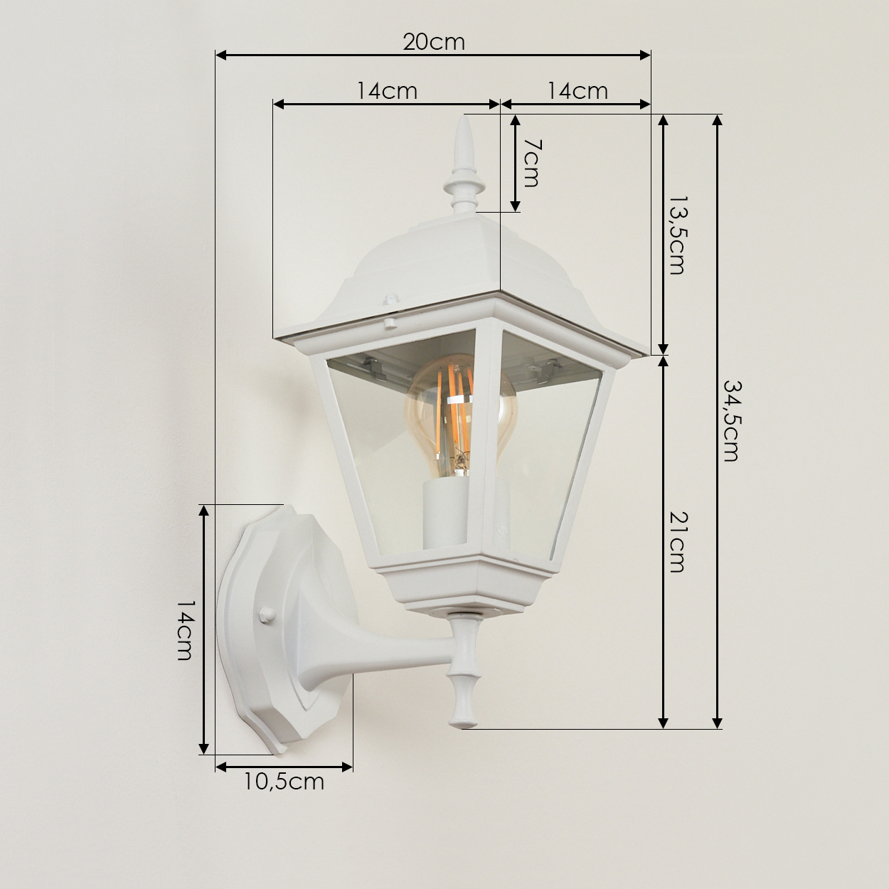 Weiße Wandlampe mit Maßangaben. Sie hat ein Glasgehäuse und eine Glühbirne. Der Hintergrund ist eine schlichte Wand.