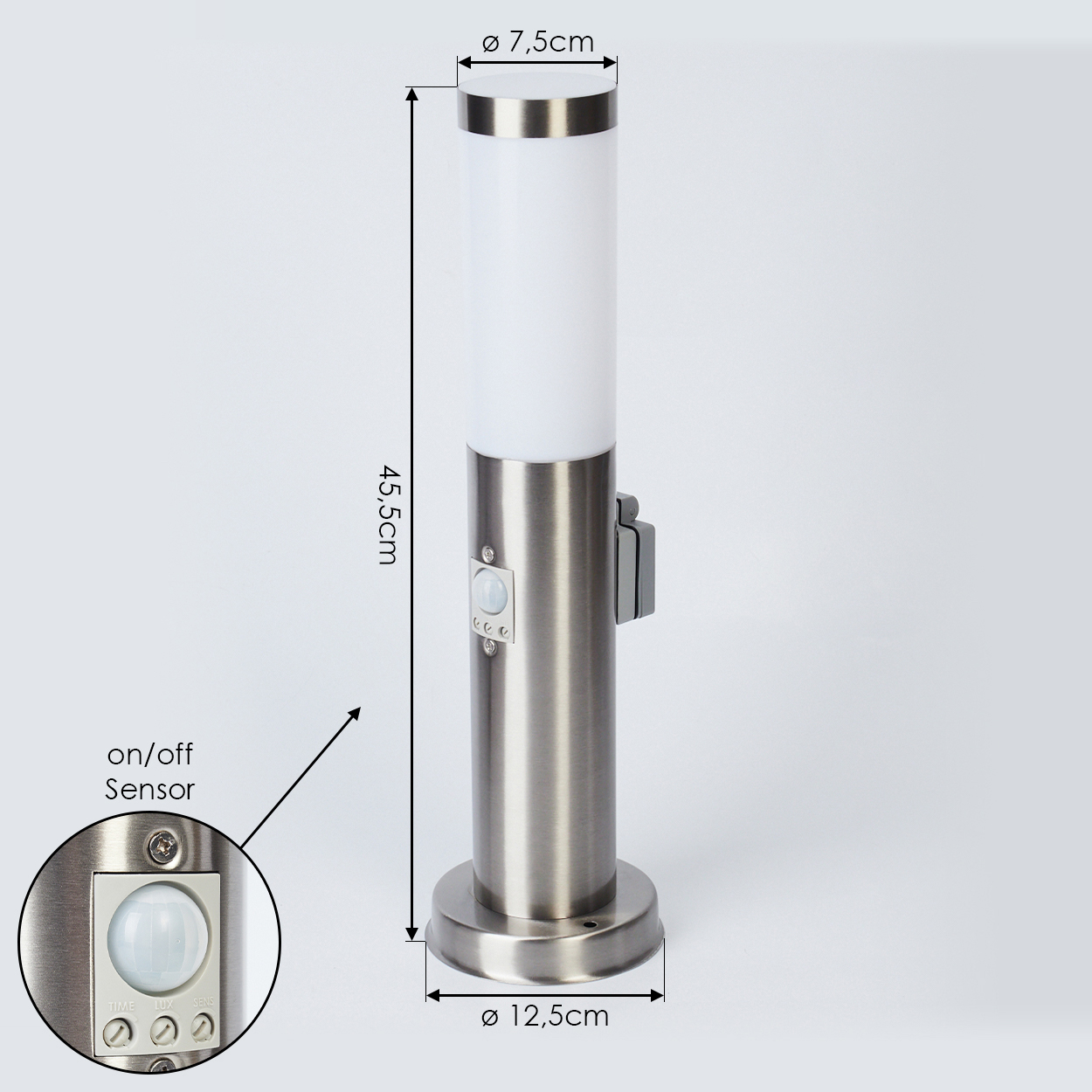 Eine silberne Außenlampe mit weißem Oberteil. Sie hat einen Sensor und steht auf weißem Hintergrund. Maße sind angegeben.