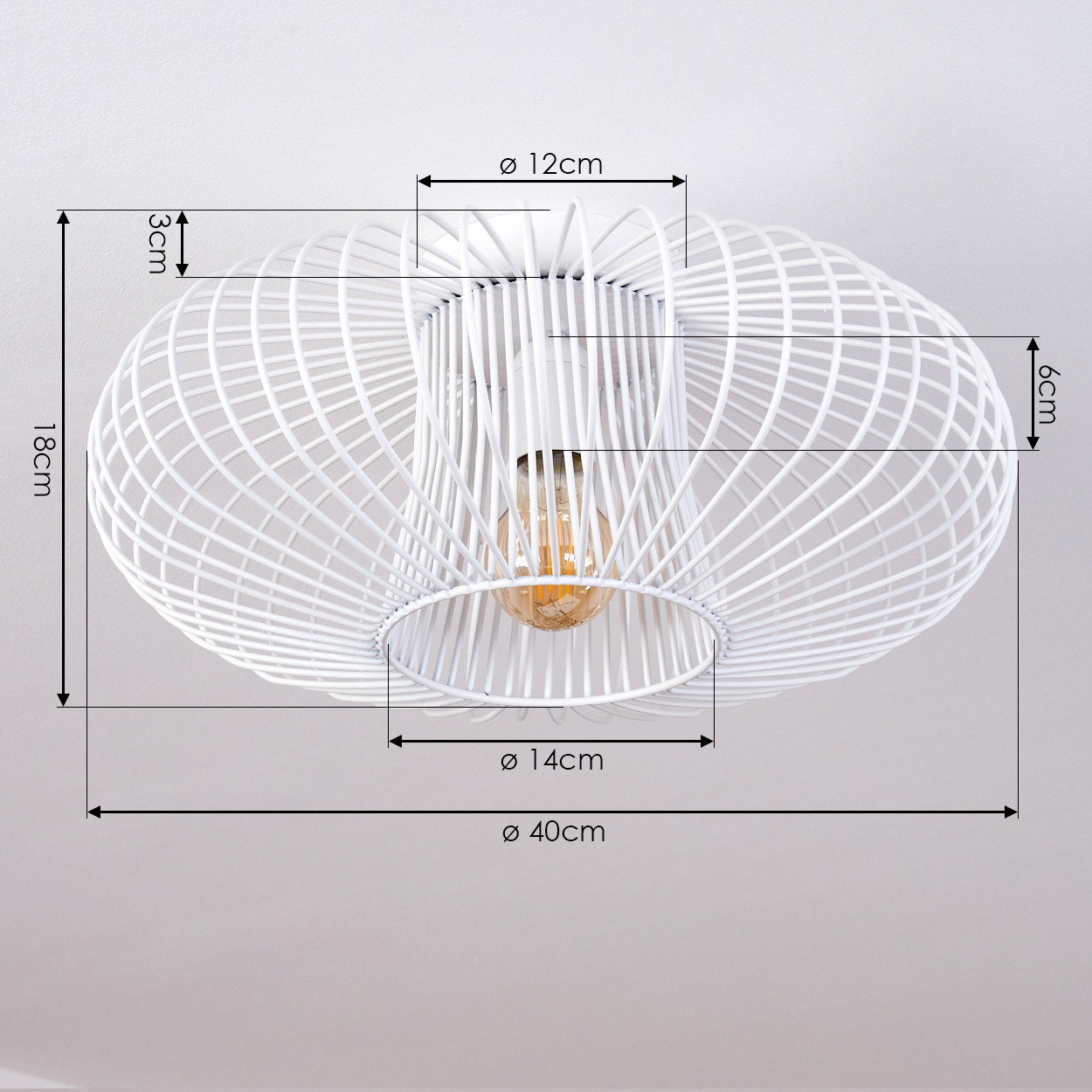 Weiße Drahtrahmen-Deckenleuchte mit Glühbirne. Abmessungen: 18 cm hoch, 40 cm Durchmesser. Maße: 3, 6, 12 und 14 cm.