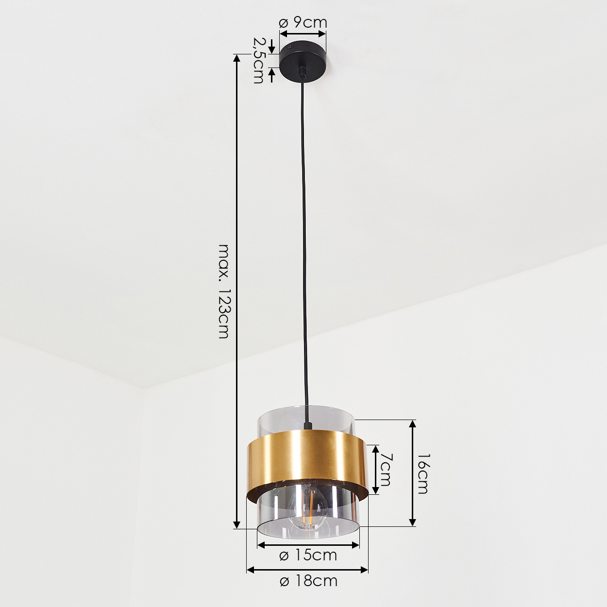 Eine Pendelleuchte mit schwarzem Kabel und goldfarbenem und gläsernem Lampenschirm. Abmessungen sind auf dem Bild angegeben, vor einer weißen Wand.