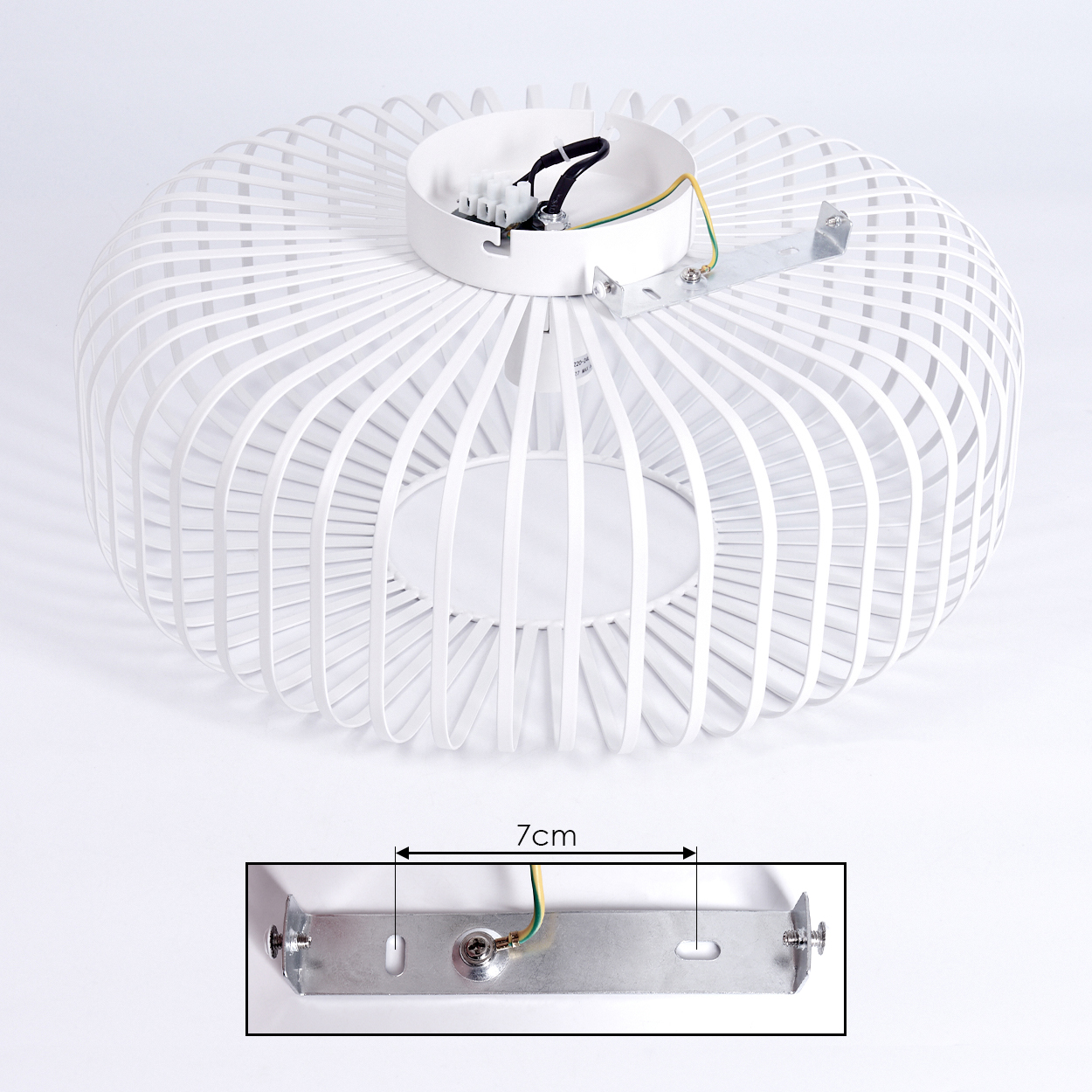 Weiße, käfigartige Deckenlampe. Zeigt die Verkabelung und eine Metallhalterung. Die Halterung misst 7 cm. Weißer Hintergrund.