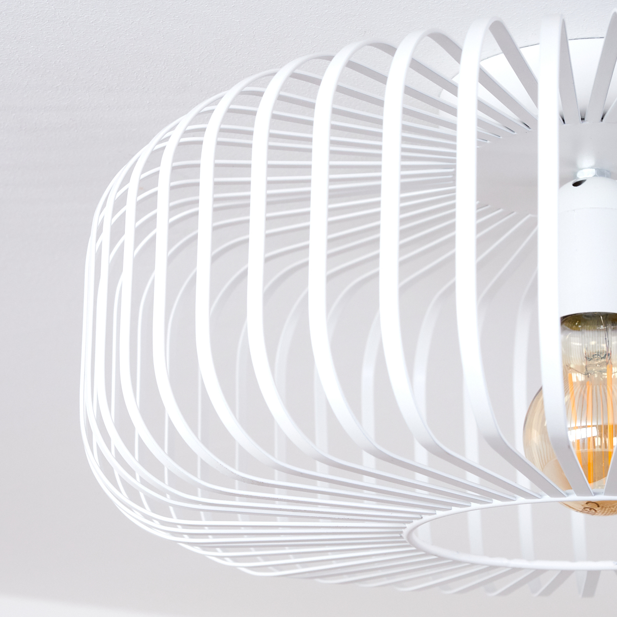 Weiße, moderne Deckenlampe. Sie hat ein kugelförmiges Käfigdesign. Eine Glühbirne ist sichtbar. Der Hintergrund ist weiß.