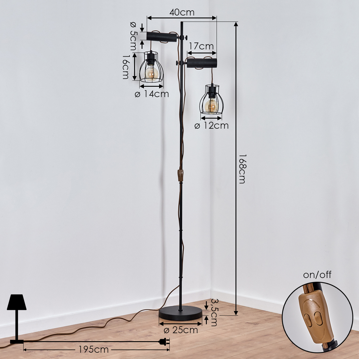 Eine schwarze Stehlampe mit zwei Käfig-Glühbirnen, Maße angegeben. Die Lampe steht auf einem Holzboden neben einer weißen Wand.