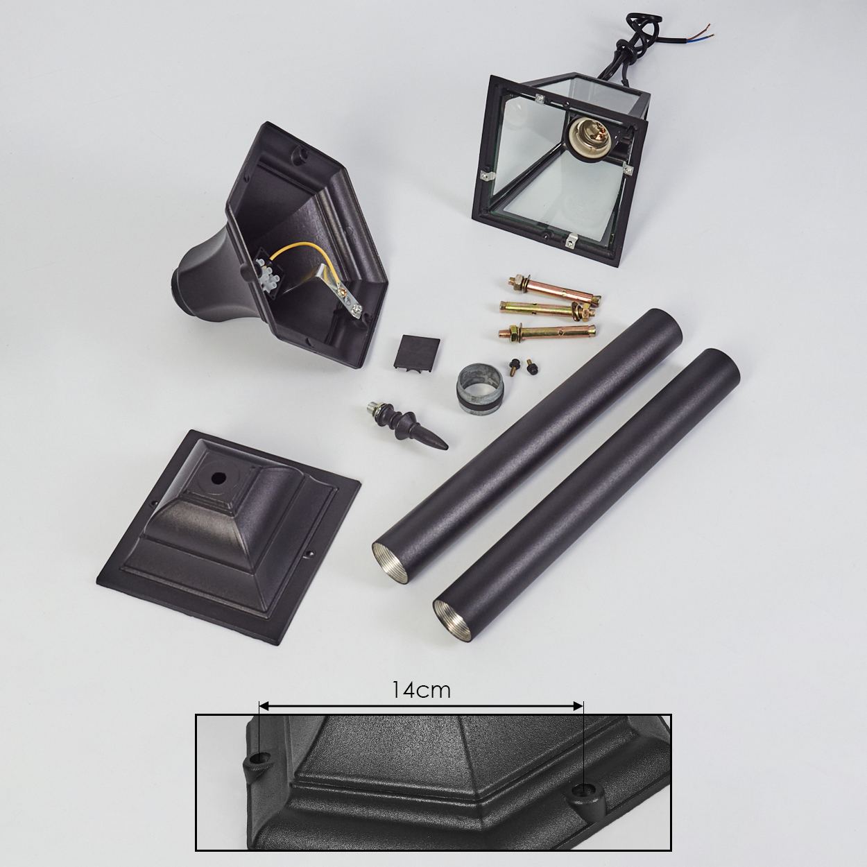 Schwarze zerlegte Lampenteile auf weißem Hintergrund. Enthält Basis, Pfostenabschnitte, Lampenkopf, Schrauben und einen 14cm Maßstab.