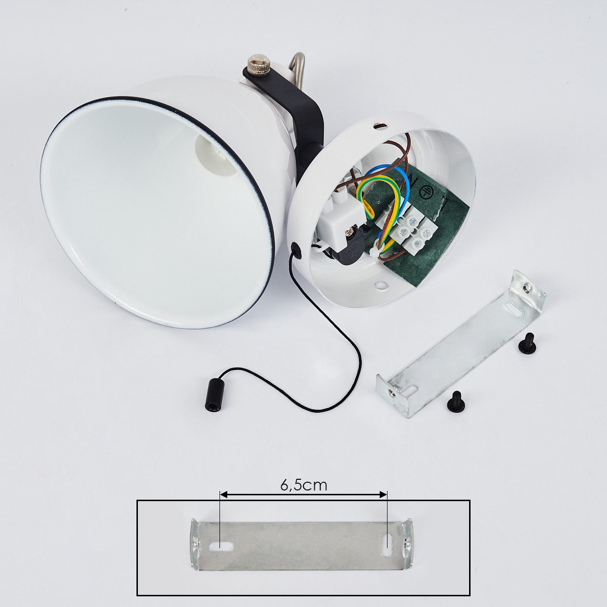 Zerlegte weiße Lampe mit schwarzen Akzenten, Drähten und einer Halterung. Unten ist eine 6,5 cm Messung angezeigt.