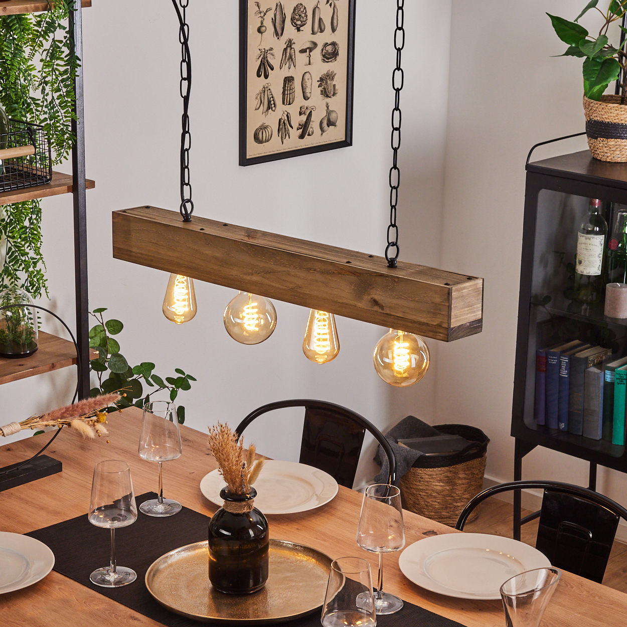 Esszimmer mit Holztisch. Über dem Tisch hängt eine Holzlichtleiste. Auf dem Tisch befinden sich Teller, Gläser und eine Vase.