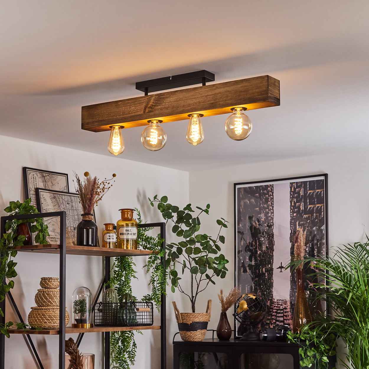 Eine Deckenleuchte aus Holzbalken mit vier Glühbirnen und ein Regal mit Pflanzen und Dekoration sowie ein Bild an der Wand.