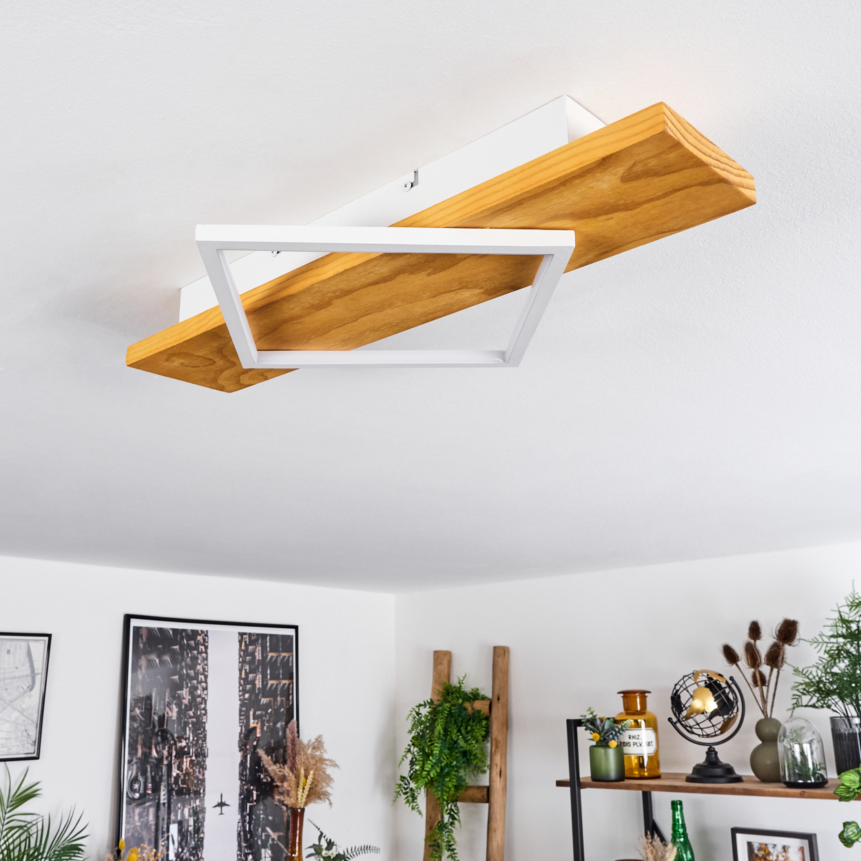 Eine moderne Deckenleuchte mit Holzbalken und weißem quadratischem Rahmen. Der Raum hat Pflanzen, Kunstwerke und Regale.